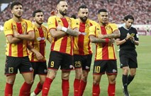 أحمد كاظم ينال الإشادة بعد قيادته ديربي تونس إلى بر الأمان 