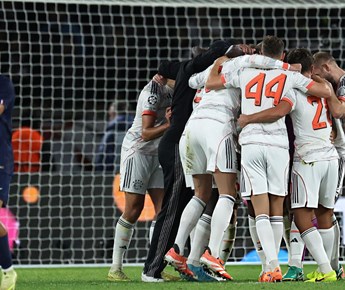 بايرن ميونخ يتفوّق على باريس سان جيرمان بثنائية رغم النقص العددي