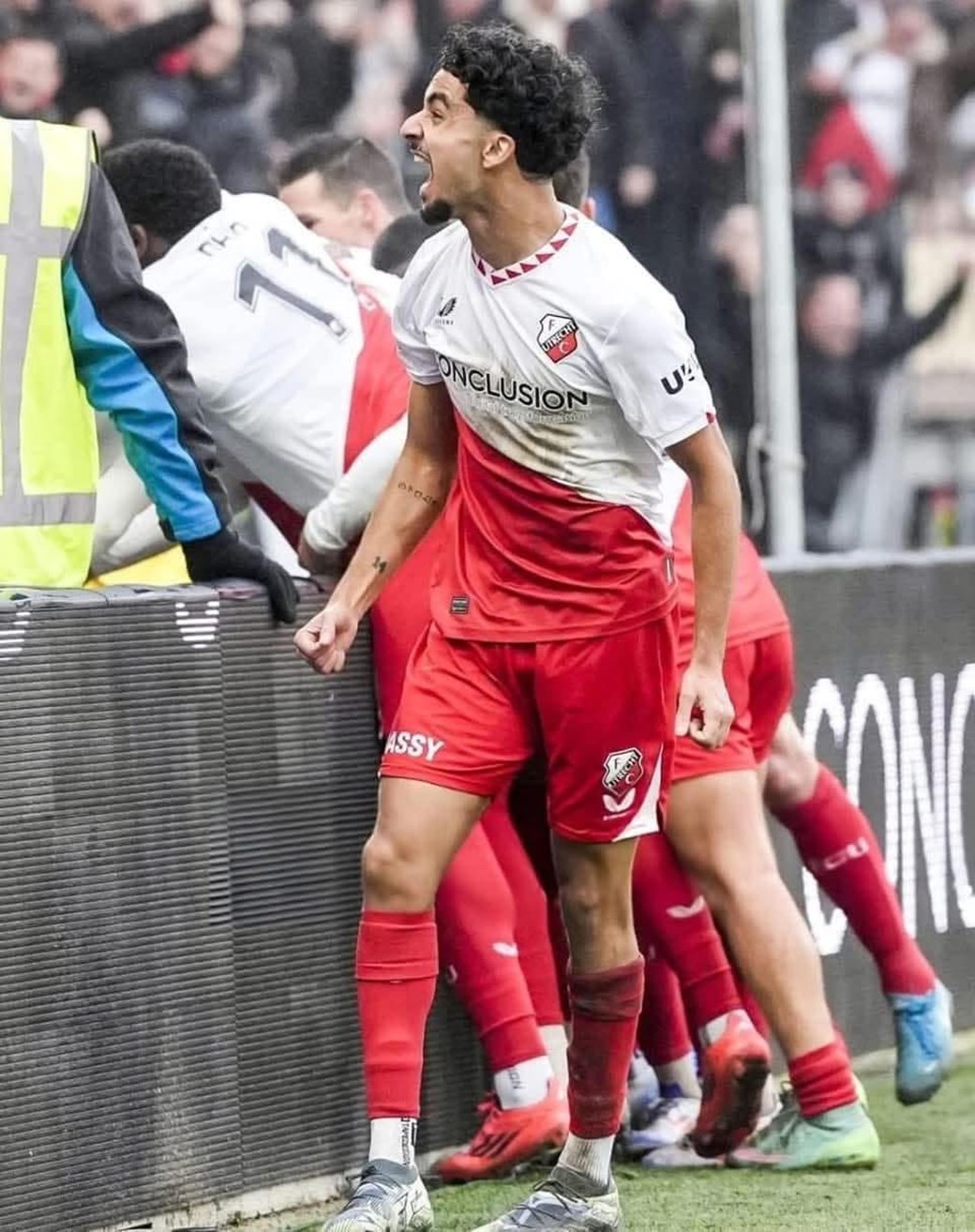 بمشاركة زيدان اقبال اوترخيت يتغلب على فاينورد