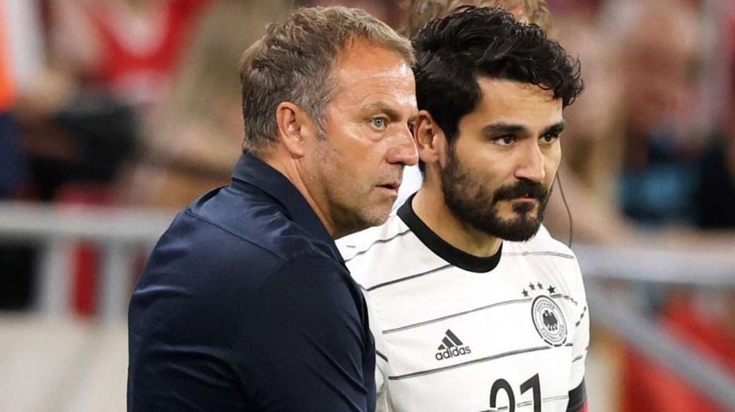 نجم برشلونة ينفي الادعاءات بأنه قدم معلومات لرئيس النادي على هانسي فليك