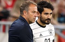 نجم برشلونة ينفي الادعاءات بأنه قدم معلومات لرئيس النادي على هانسي فليك