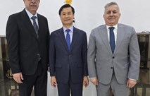 مستشاري رئيس الوزراء يلتقيان السفير الكوري