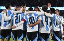 ميسي يقود الأرجنتين للفوز على فنزويلا ويصرّح: "لا أعتقد أنني سألعب في كأس العالم القادم"