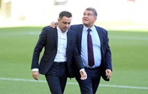 رئيس برشلونة جوان لابورتا يشرح أخيرا قرار اقالة تشافي هيرنانديز 