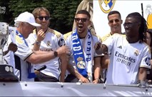 بالفيديو: كارلو أنشيلوتي يحقق أمنيته بالرقص مع كامافينغا