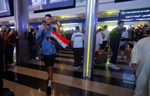 وسط استقبال جماهيري غفير منتخبنا يصل عمان