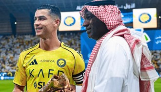 ماجد عبدالله يسلم رونالدو الحذاء الذهبي .. والنصر يتخطى الخلود بثنائية في دوري روشن