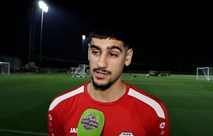 بالفيديو .. بلند حسن يدافع عن امه ويضرب مثلاً رائعاً في الالتزام ..