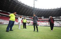 وزير الرياضة الإندونيسي يتدخل لحل أزمة أرضية ملعب مباراة إندونيسيا والعراق