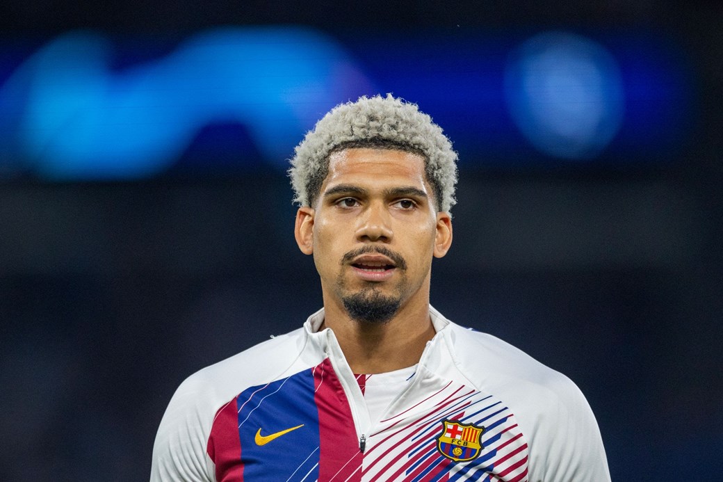  مدافع برشلونة يشعر بأنه مستهدف ويلمح بالخروج