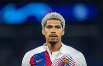  مدافع برشلونة يشعر بأنه مستهدف ويلمح بالخروج