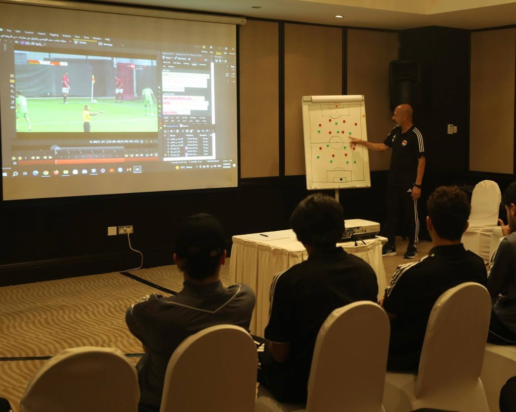 شنيشل يحاضر لاعبي الأولمبي بعد الخسارة من تايلاند