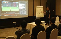 شنيشل يحاضر لاعبي الأولمبي بعد الخسارة من تايلاند