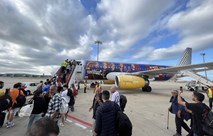 مشجعو ريال مدريد غادروا إلى ويمبلي على متن طائرة تحمل إعلان لفريق برشلونة للسيدات