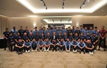 رئيس اتحاد الكرة يوزع الأوسمة البرونزية بين وفد المنتخب الأولمبي