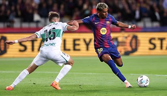 برشلونة يتجاوز إلتشي بثلاثية ويواصل مطاردة ريال مدريد في الليغا