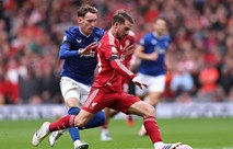 ليفربول يحسم الديربي أمام إيفرتون ويواصل صدارة الدوري الإنجليزي الممتاز