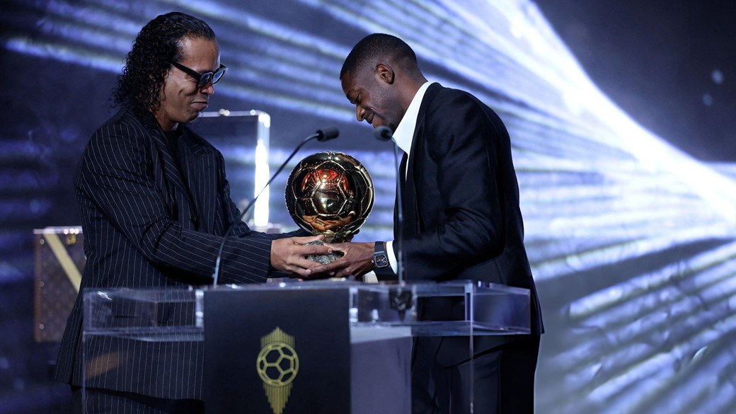 عثمان ديمبيلي يتوج بالكرة الذهبية 2025 في حفل باريس