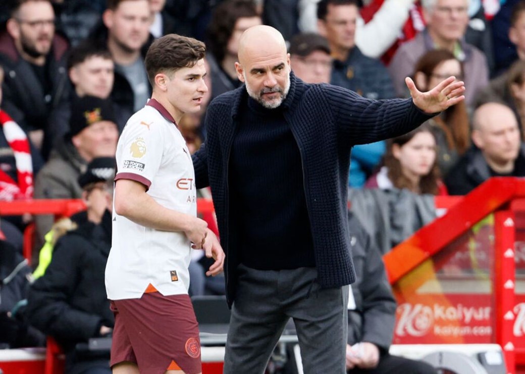 جوليان ألفاريز يرد على تصريحات جوارديولا بشأن الرحيل عن مانشستر سيتي