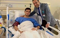 علي يوسف يجري عملية جراحية