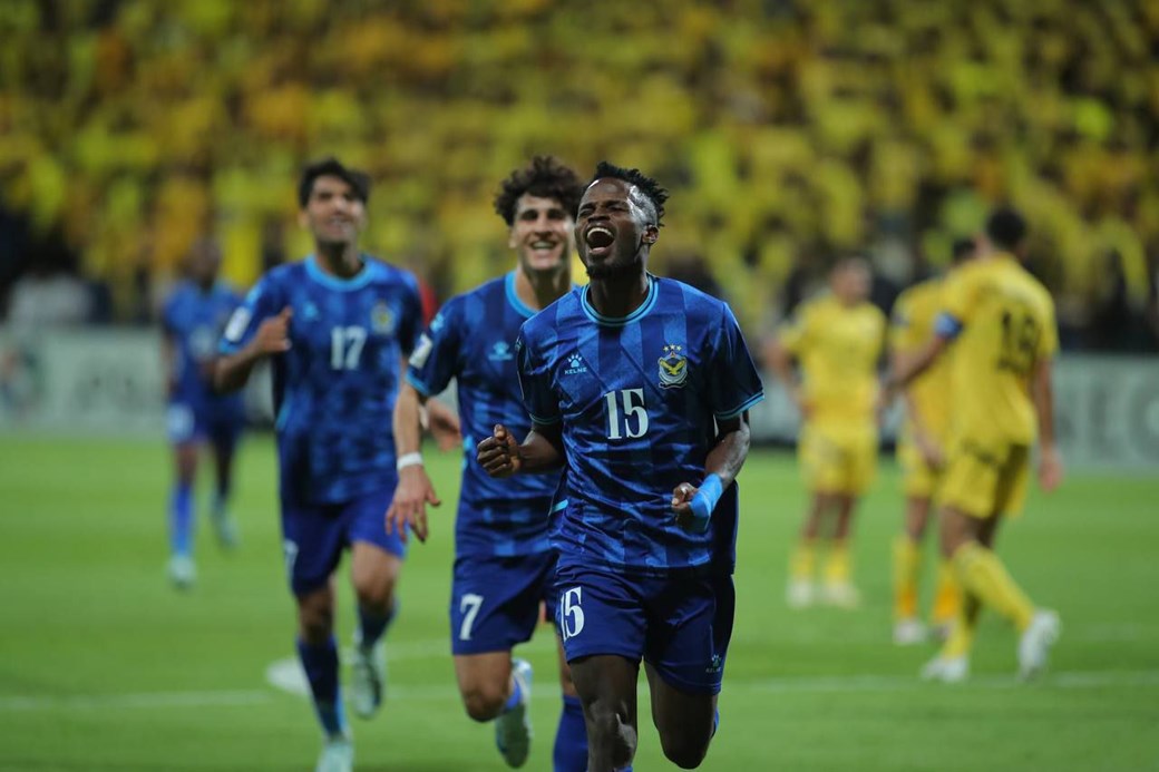 الصقور تحلق في السعودبة وتعود بالنقاط الثلاث..