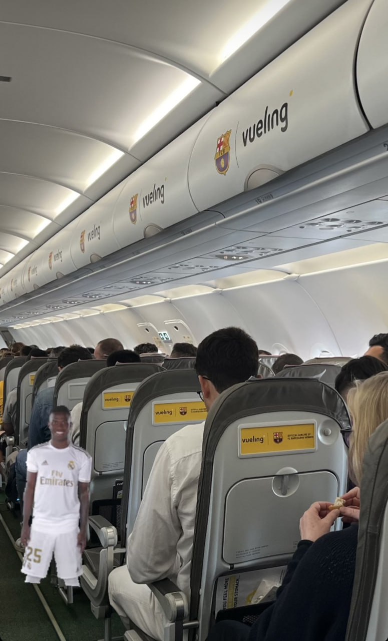 مشجعو ريال مدريد غادروا إلى ويمبلي على متن طائرة تحمل إعلان لفريق برشلونة للسيدات