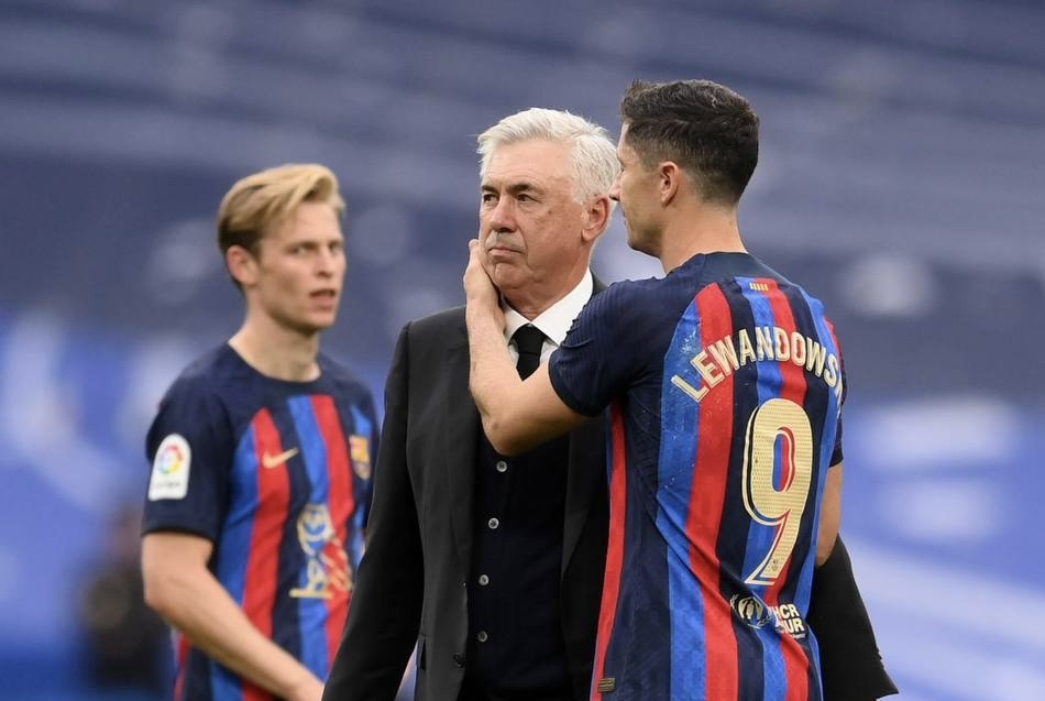 مهاجم برشلونة يمدح مدرب ريال مدريد "انشيلوتي"