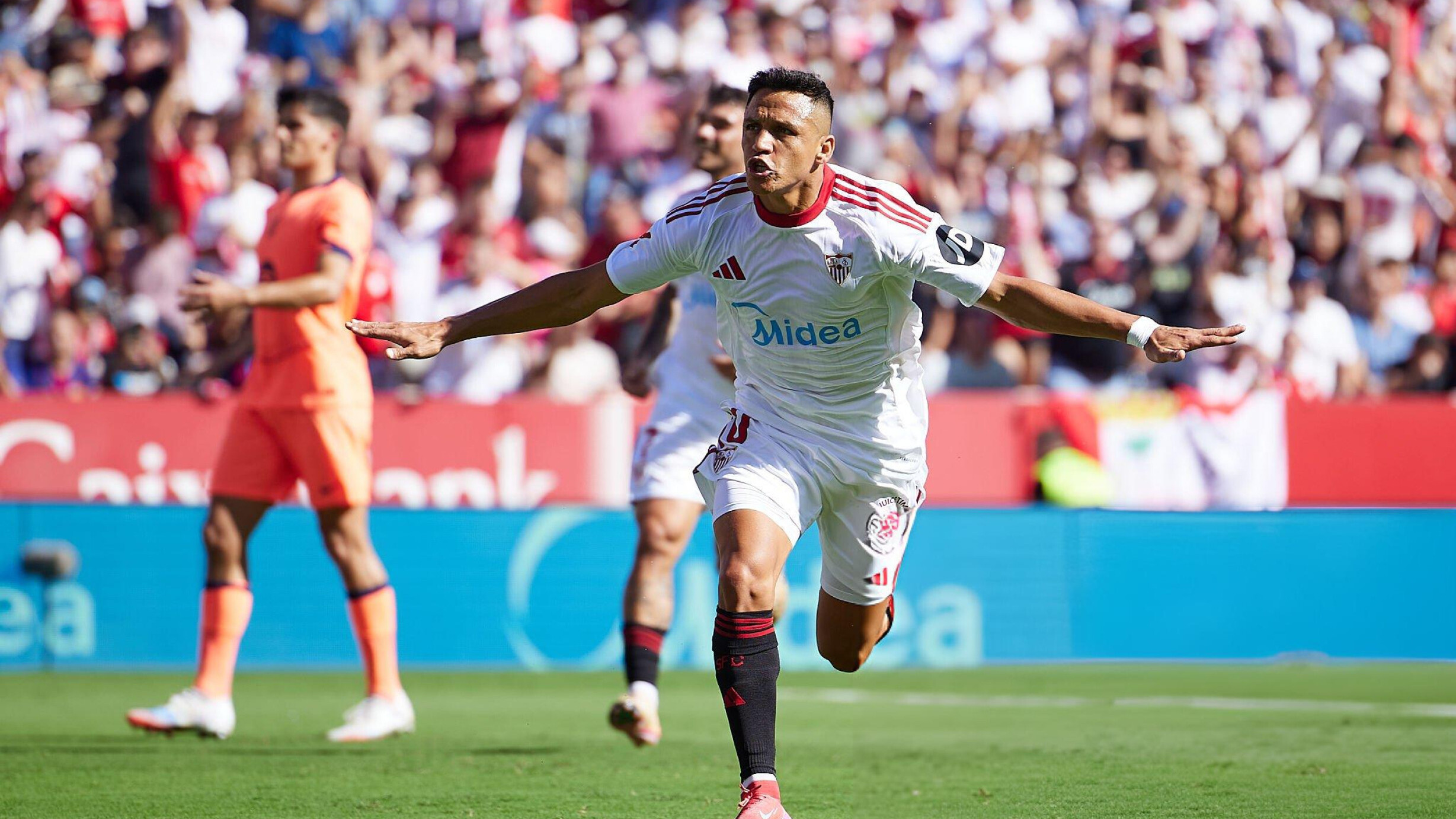 إشبيلية يُسقط برشلونة برباعية ثقيلة في الجولة السابعة من الدوري الإسباني