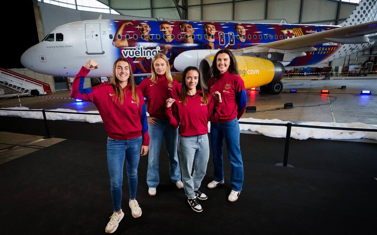 مشجعو ريال مدريد غادروا إلى ويمبلي على متن طائرة تحمل إعلان لفريق برشلونة للسيدات