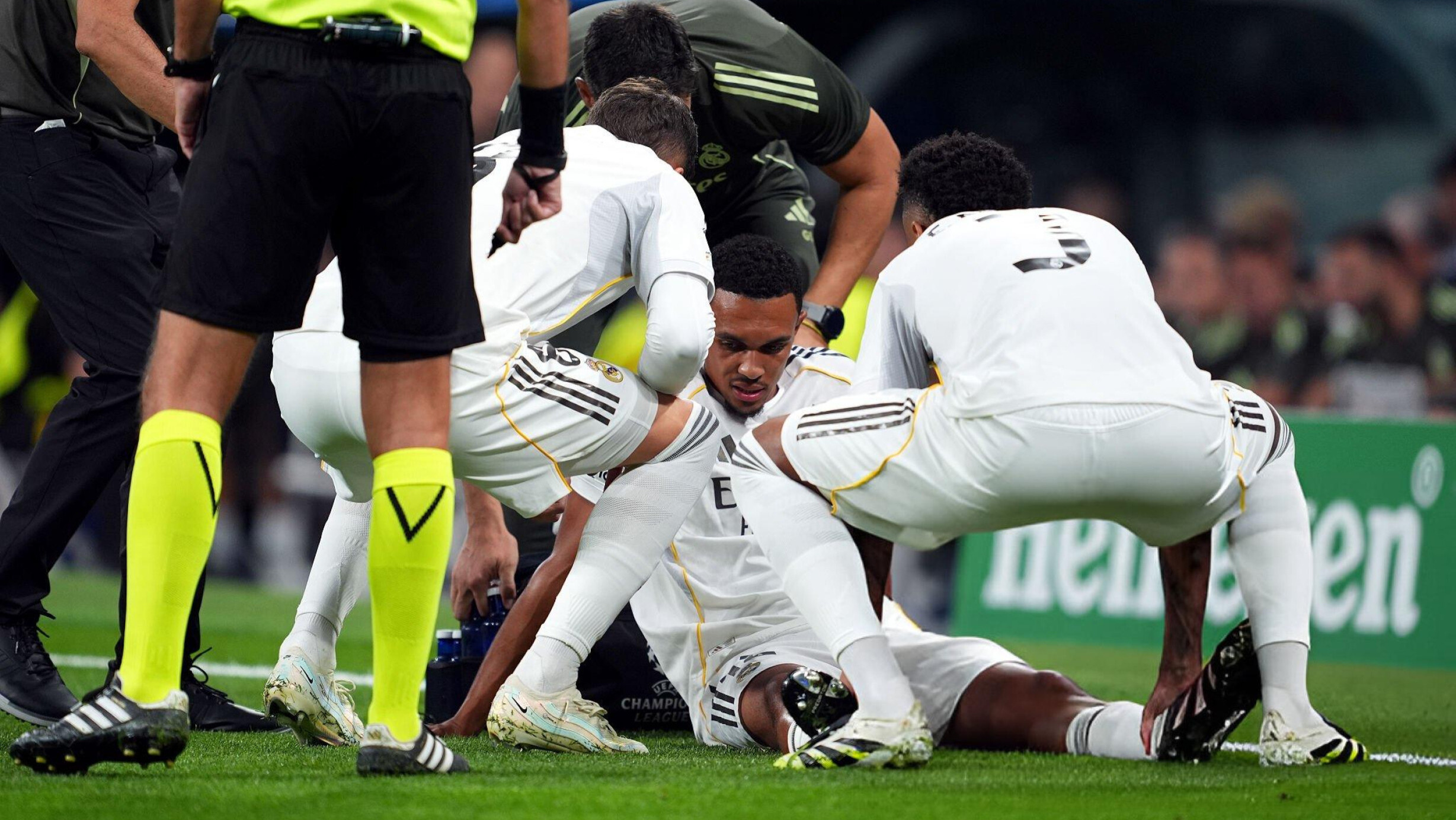 إصابة ألكسندر أرنولد تبعده شهرين عن ريال مدريد