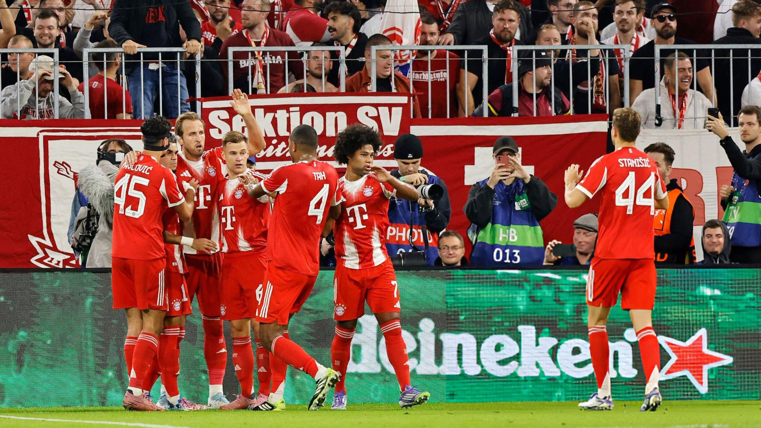 بايرن ميونيخ يتفوق على تشيلسي بثلاثية في افتتاح مشواره الأوروبي