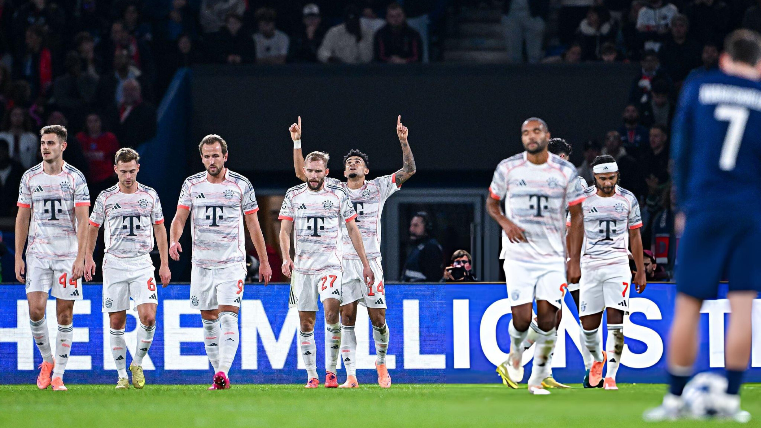 بايرن ميونخ يتفوّق على باريس سان جيرمان بثنائية رغم النقص العددي