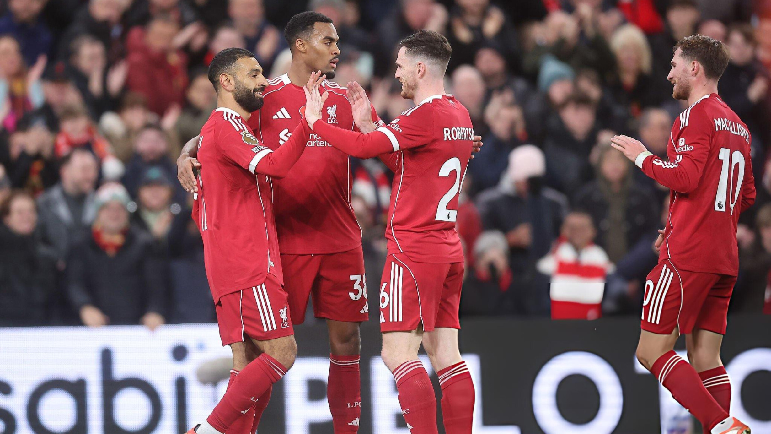 ليفربول يتفوّق على أستون فيلا بثنائية نظيفة ويواصل مطاردة الصدارة