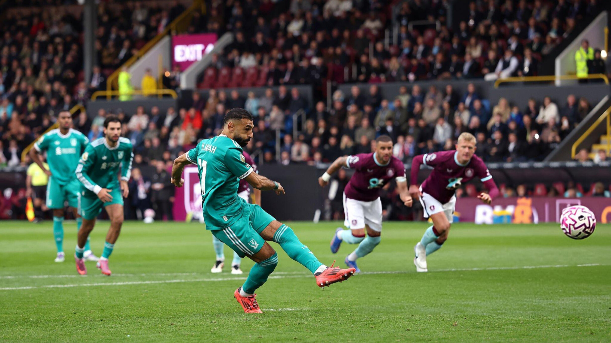 محمد صلاح يقود ليفربول لفوز قاتل على بيرنلي